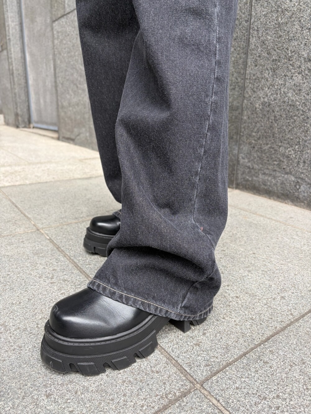 ピンク系のニット/セーター、ブルー系のデニムパンツ、ブラック系のブーツを着用したレディースの春コーディネートの7枚目の写真