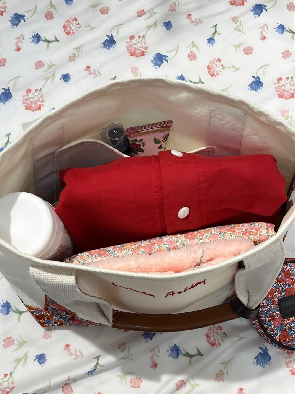 ベージュ系のトートバッグ、レッド系のシャツ/ブラウス、ピンク系のマスクを着用したレディースの夏コーディネートの6枚目の写真