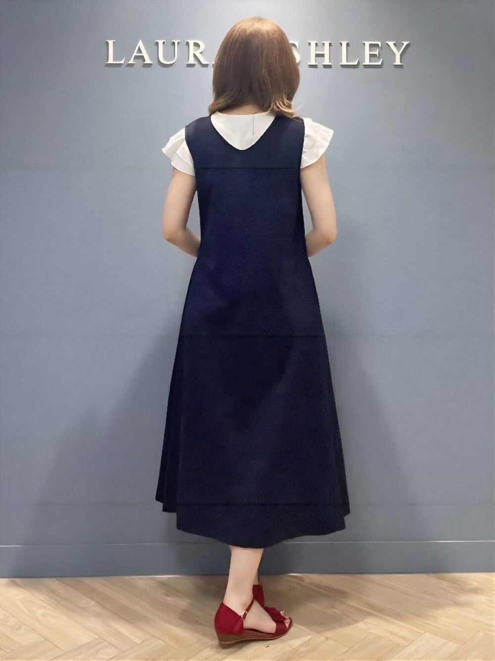 ベージュ系のトートバッグ、レッド系のシャツ/ブラウス、ピンク系のマスクを着用したレディースの夏コーディネートの2枚目の写真