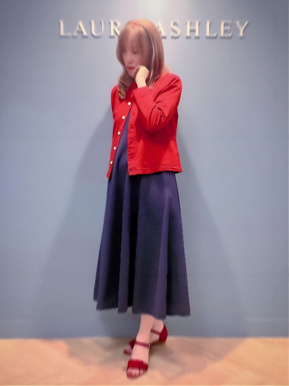 ベージュ系のトートバッグ、レッド系のシャツ/ブラウス、ピンク系のマスクを着用したレディースの夏コーディネートの3枚目の写真