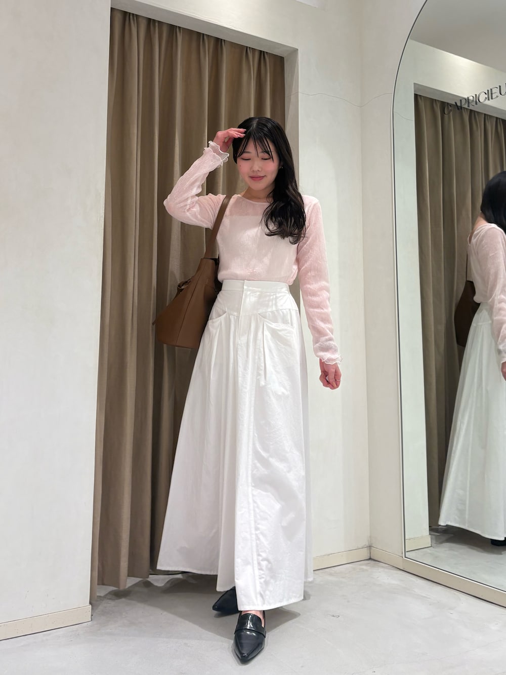 ピンク系のTシャツ/カットソー、ベージュ系のテーラードジャケット、ホワイト系のスカートを着用したレディースの春コーディネートの4枚目の写真