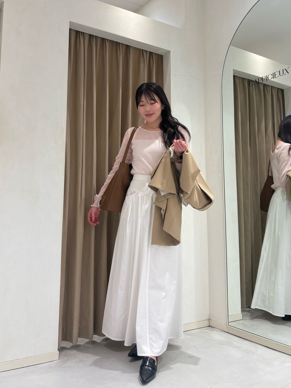 ピンク系のTシャツ/カットソー、ベージュ系のテーラードジャケット、ホワイト系のスカートを着用したレディースの春コーディネートの3枚目の写真