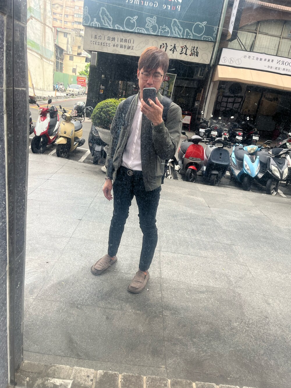 ホワイト系のシャツ/ブラウス、ブラック系のスラックス、ブラウン系のその他シューズを着用したメンズの春コーディネートの2枚目の写真