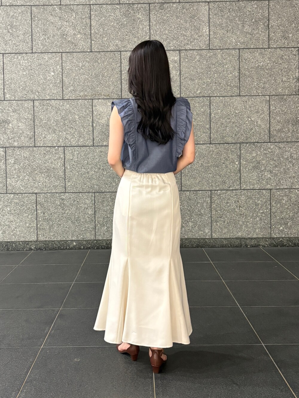 ブルー系のシャツ/ブラウス、ホワイト系のスカート、ブラウン系のサンダルを着用したレディースの夏コーディネートの2枚目の写真