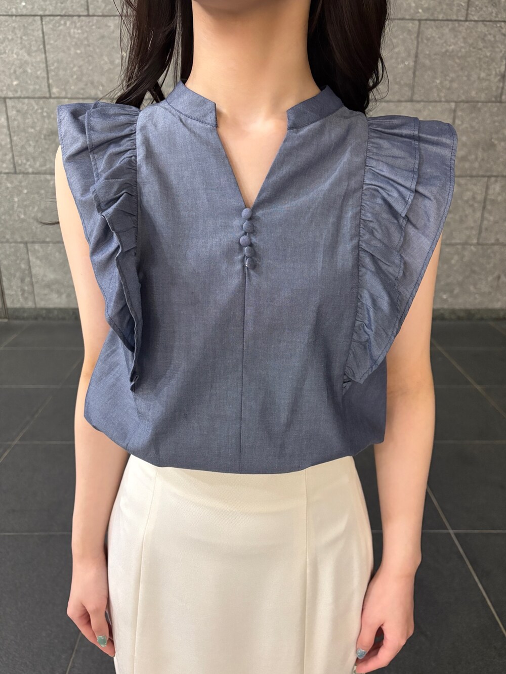 ブルー系のシャツ/ブラウス、ホワイト系のスカート、ブラウン系のサンダルを着用したレディースの夏コーディネートの5枚目の写真