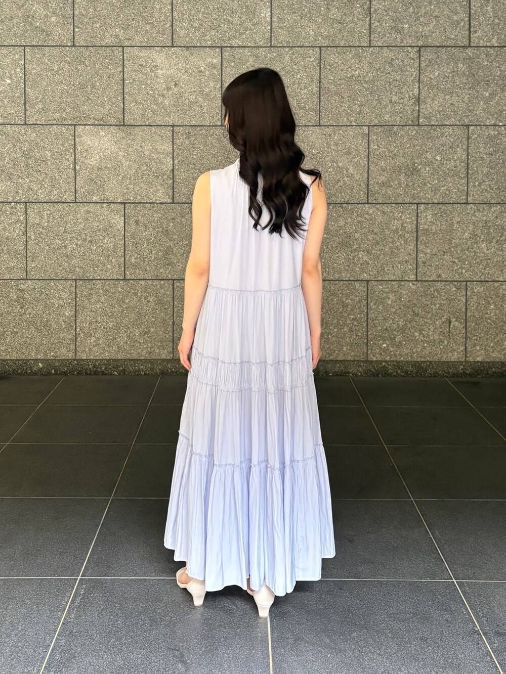 ブルー系のワンピース、ホワイト系のサンダルを着用したレディースの春コーディネートの3枚目の写真