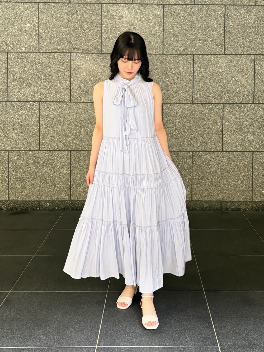 ブルー系のワンピース、ホワイト系のサンダルを着用したレディースの春コーディネートの2枚目の写真