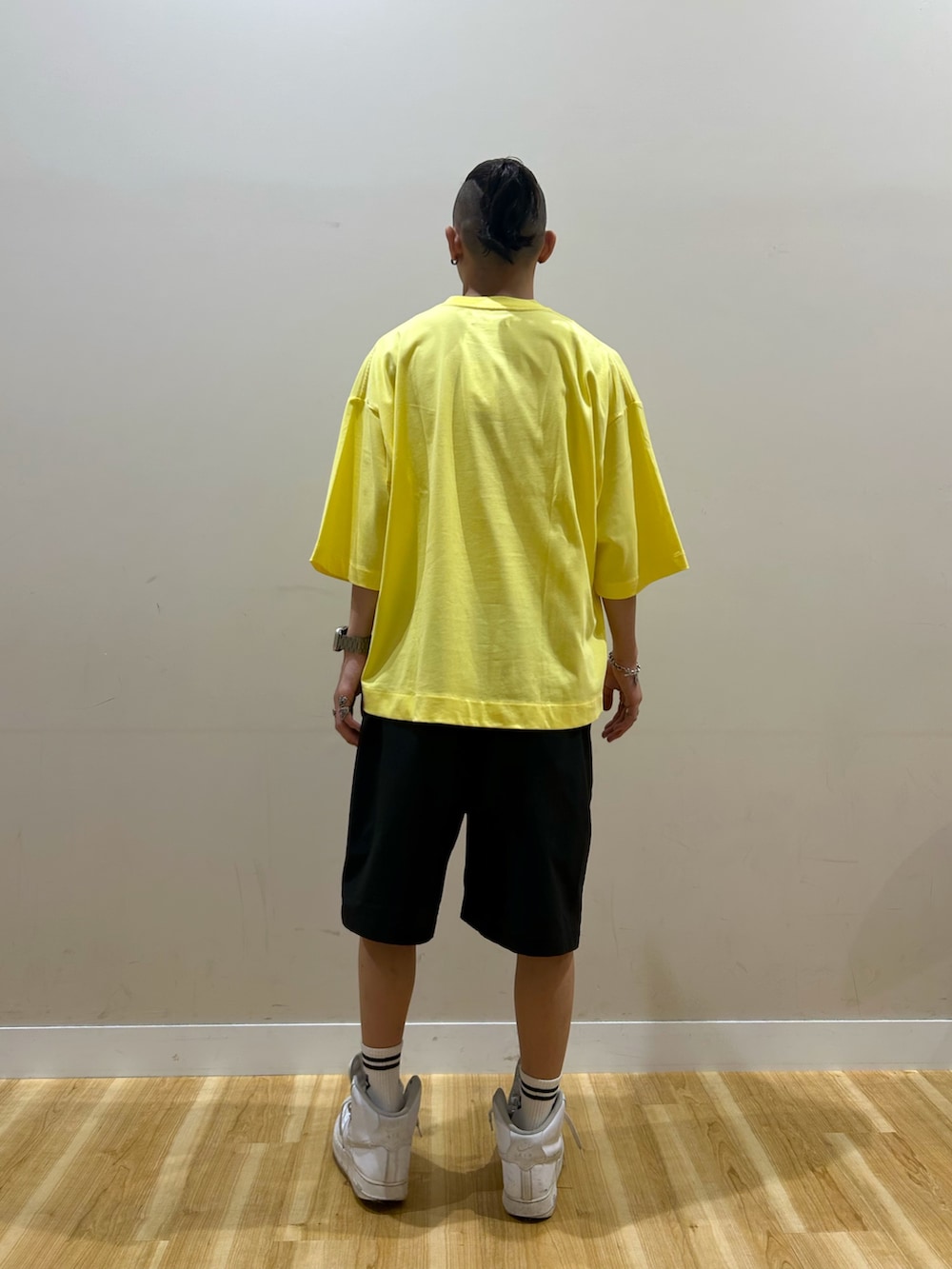 イエロー系のTシャツ/カットソー、ブラック系のその他パンツを着用したメンズの夏コーディネートの2枚目の写真