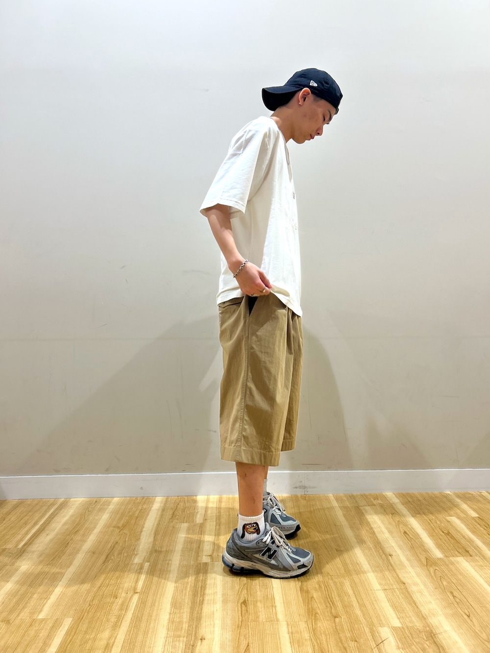 ホワイト系のTシャツ/カットソー、ベージュ系のその他パンツを着用したメンズの夏コーディネートの3枚目の写真