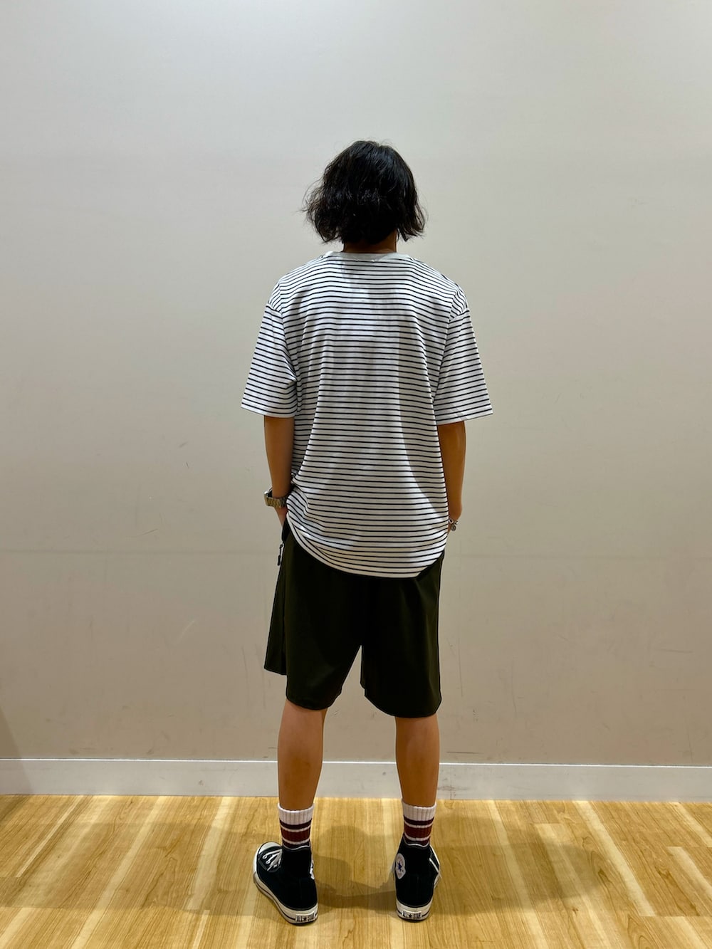 ブルー系のTシャツ/カットソー、グリーン系のその他パンツを着用したメンズの夏コーディネートの2枚目の写真