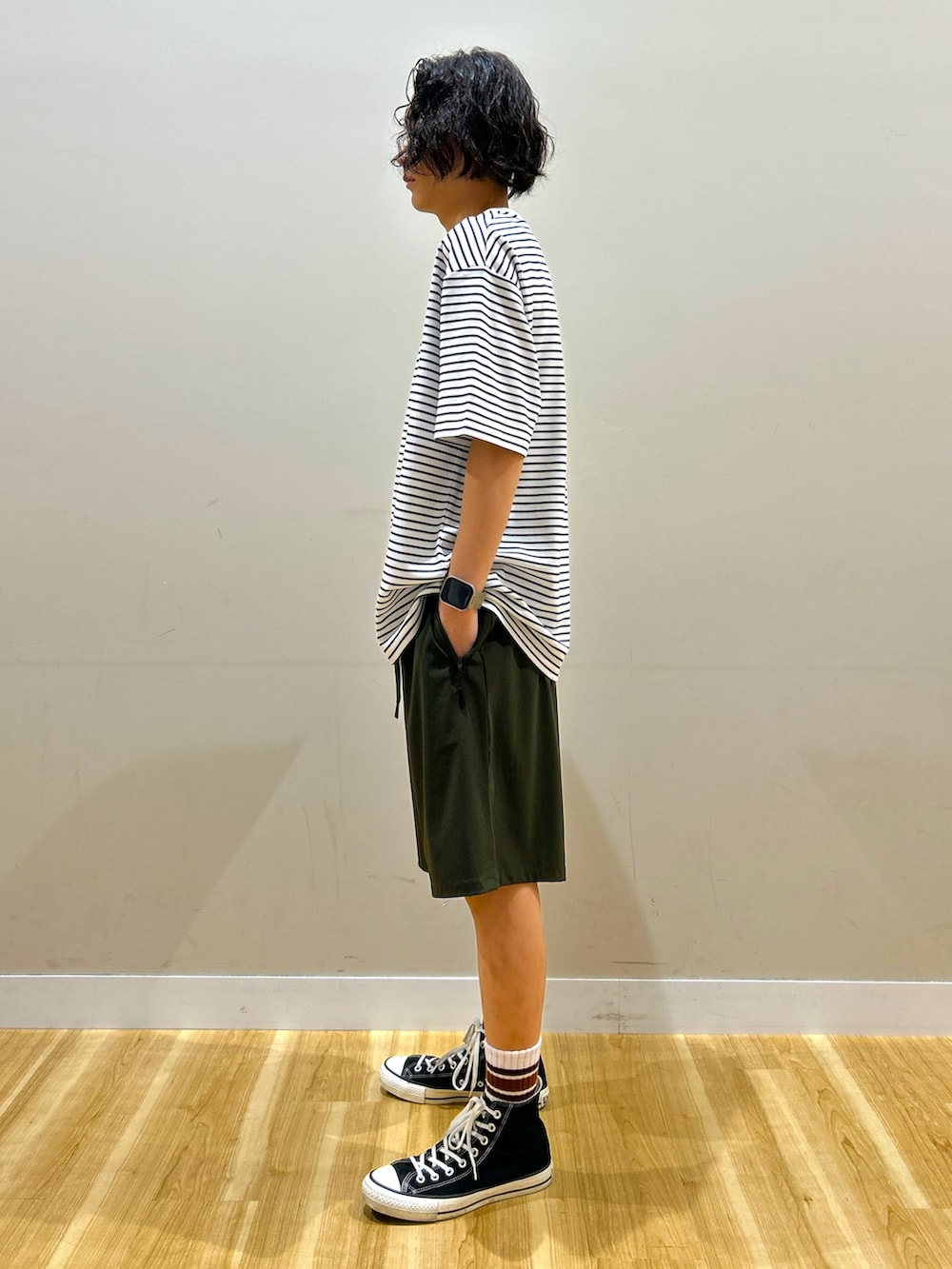ブルー系のTシャツ/カットソー、グリーン系のその他パンツを着用したメンズの夏コーディネートの3枚目の写真