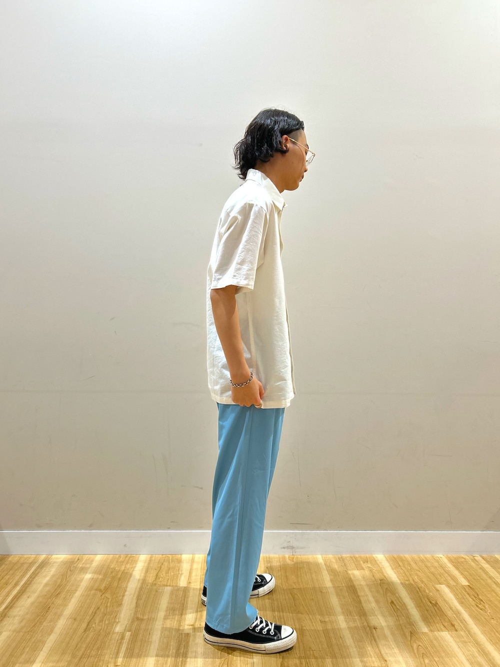 ホワイト系のシャツ/ブラウス、ブルー系のパンツ、ゴールド系のサングラスを着用したメンズの夏コーディネートの4枚目の写真