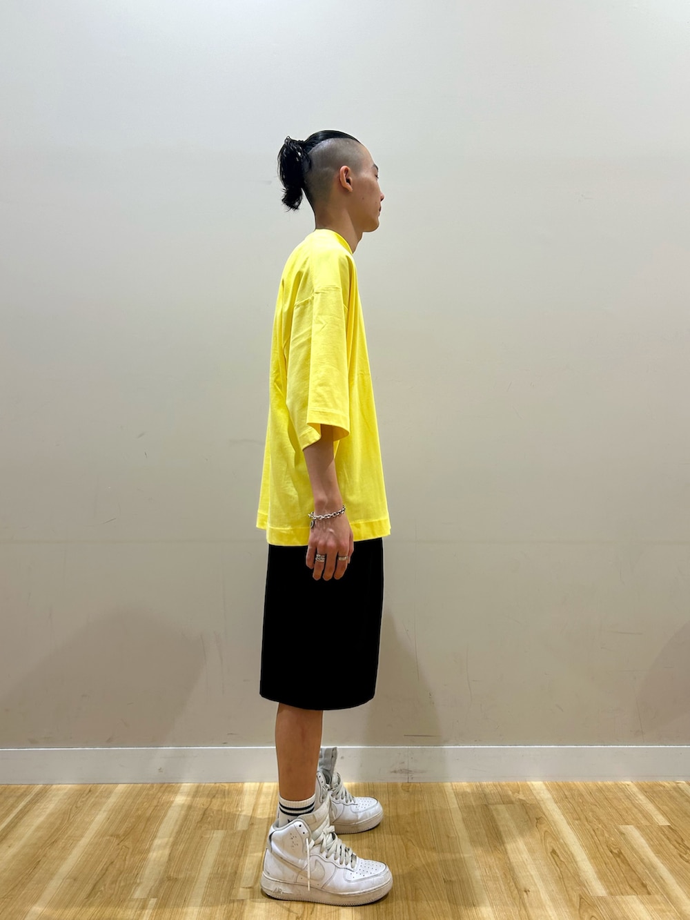 イエロー系のTシャツ/カットソー、ブラック系のその他パンツを着用したメンズの夏コーディネートの3枚目の写真