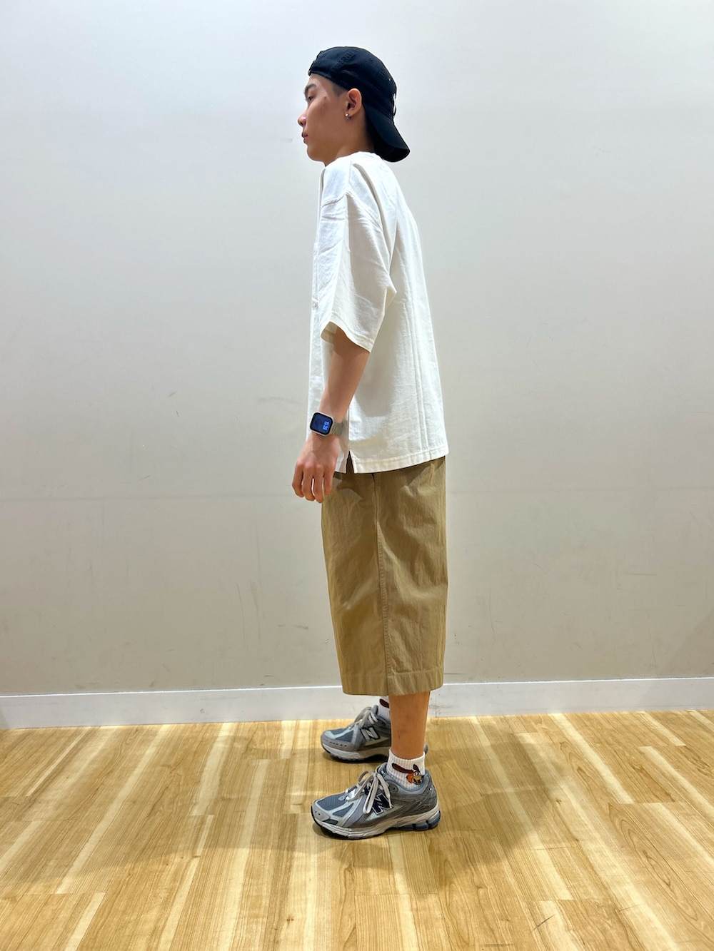 ホワイト系のTシャツ/カットソー、ベージュ系のその他パンツを着用したメンズの夏コーディネートの4枚目の写真