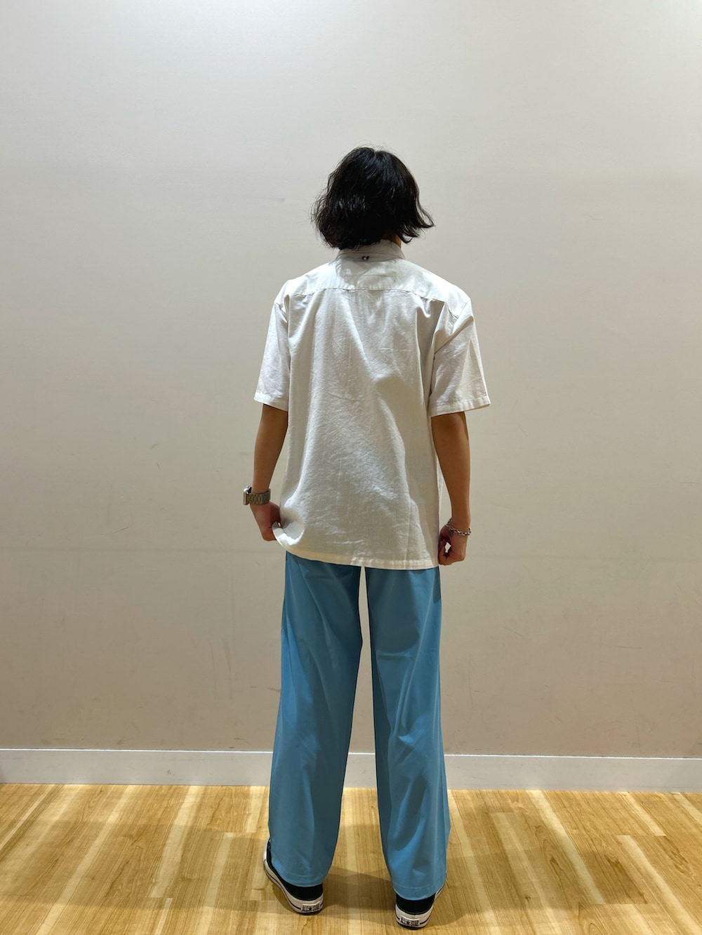 ホワイト系のシャツ/ブラウス、ブルー系のパンツ、ゴールド系のサングラスを着用したメンズの夏コーディネートの2枚目の写真