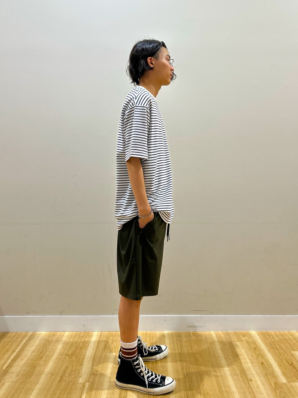 ブルー系のTシャツ/カットソー、グリーン系のその他パンツを着用したメンズの夏コーディネートの4枚目の写真