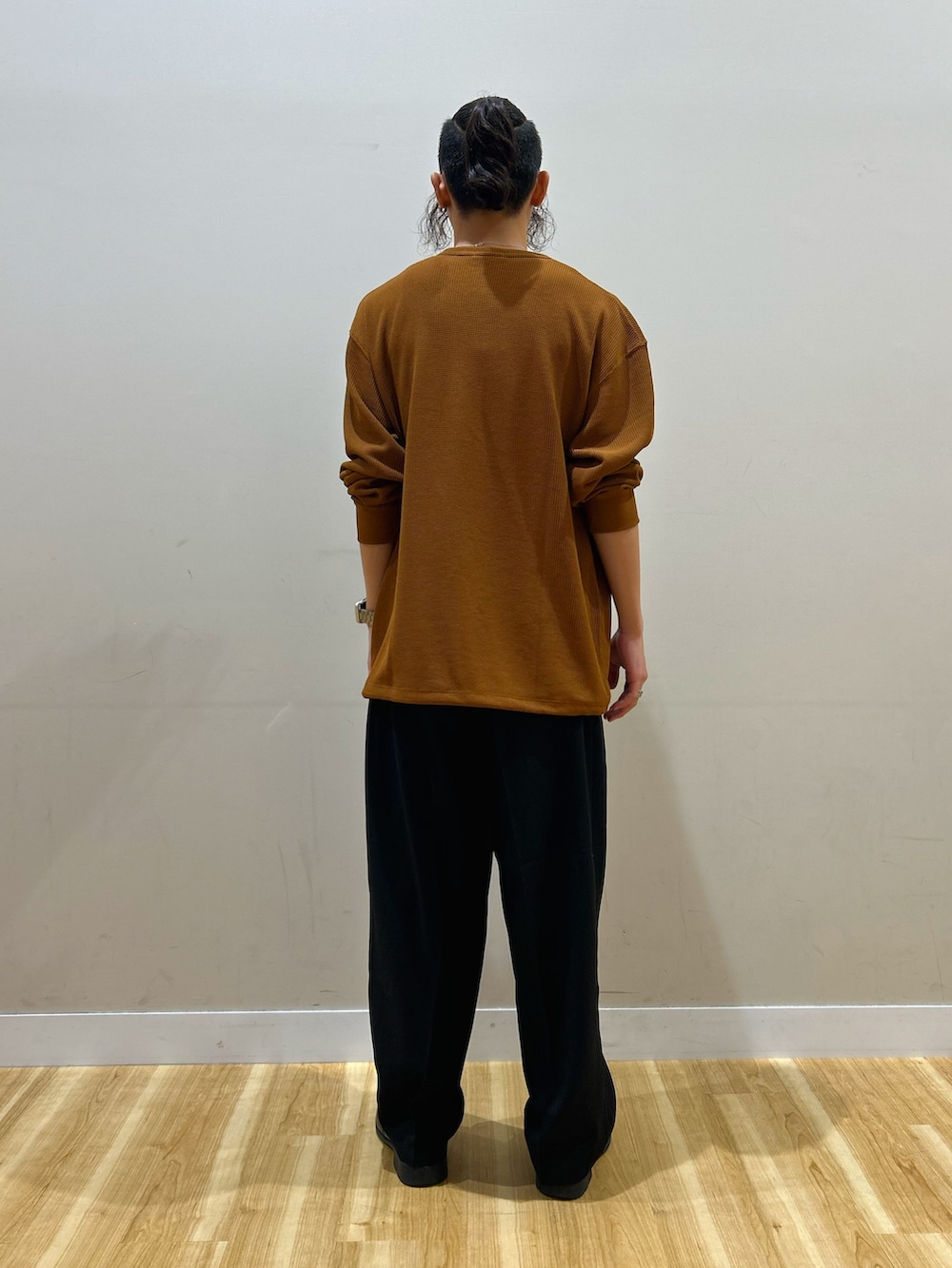 ブラウン系のTシャツ/カットソー、ブラック系のその他パンツを着用したメンズの秋コーディネートの2枚目の写真
