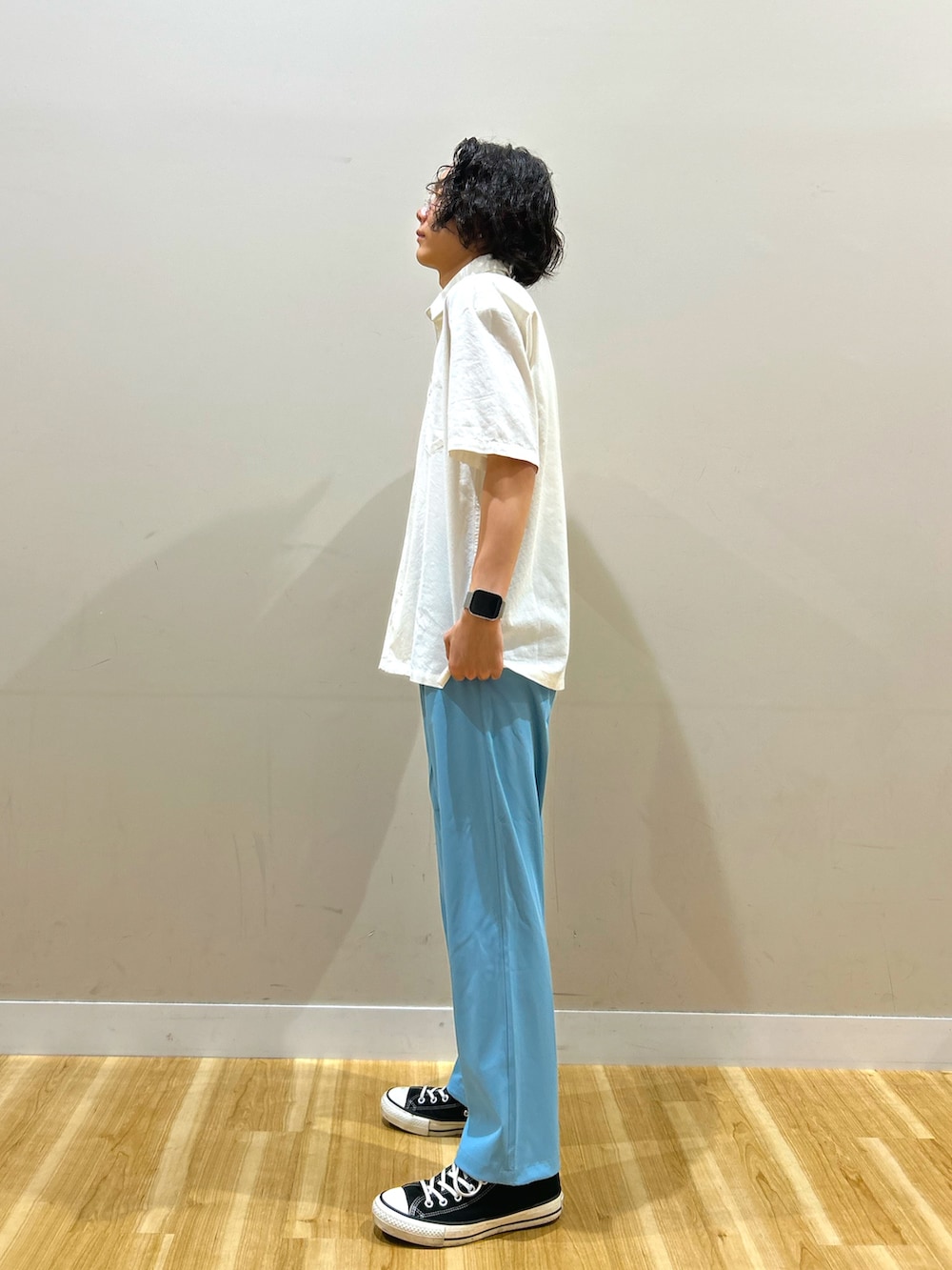ホワイト系のシャツ/ブラウス、ブルー系のパンツ、ゴールド系のサングラスを着用したメンズの夏コーディネートの3枚目の写真