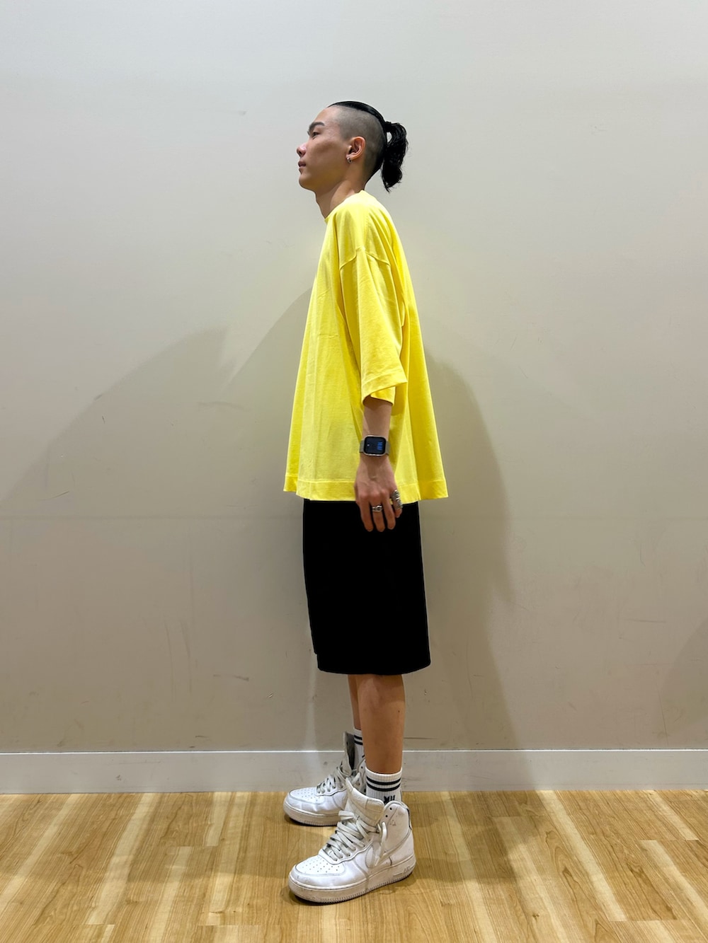 イエロー系のTシャツ/カットソー、ブラック系のその他パンツを着用したメンズの夏コーディネートの4枚目の写真