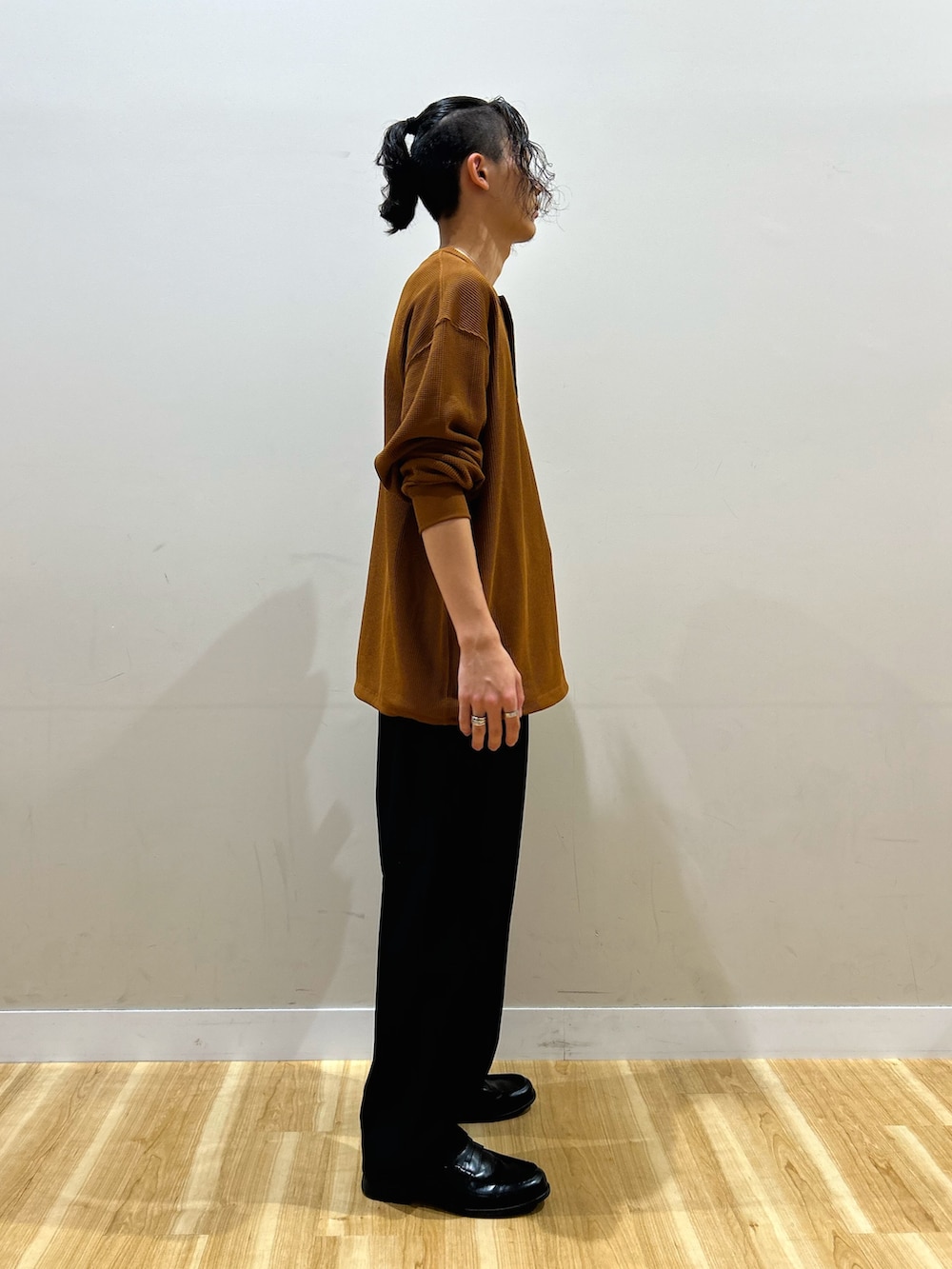 ブラウン系のTシャツ/カットソー、ブラック系のその他パンツを着用したメンズの秋コーディネートの3枚目の写真