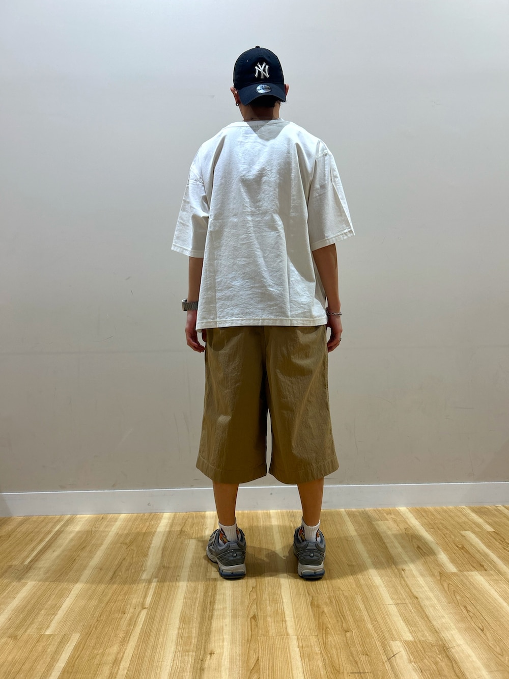 ホワイト系のTシャツ/カットソー、ベージュ系のその他パンツを着用したメンズの夏コーディネートの2枚目の写真