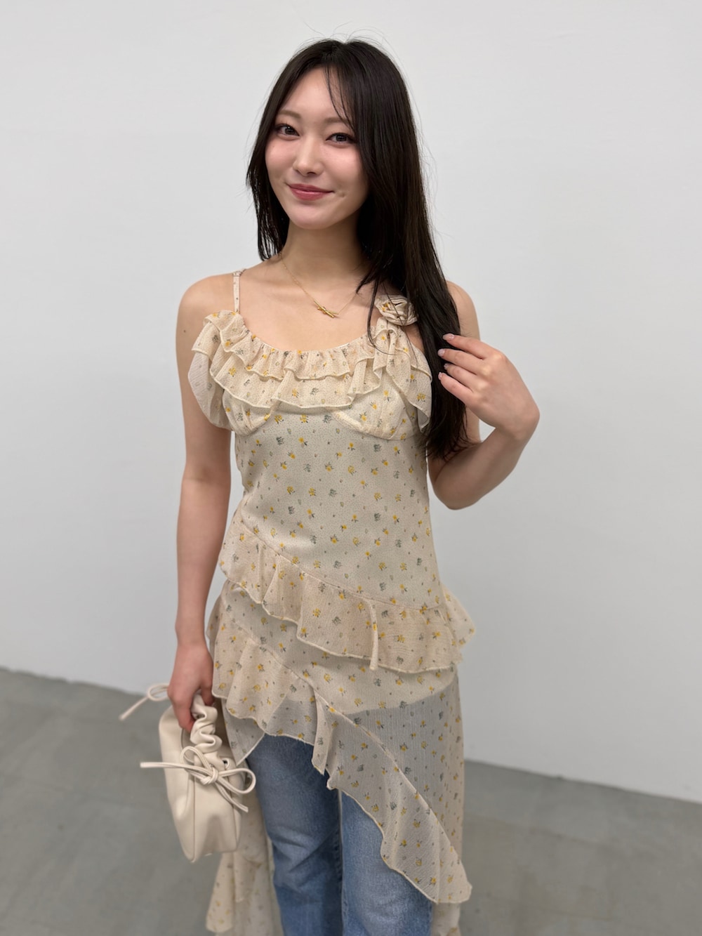 ベージュ系のパンプス、ブルー系のデニムパンツ、その他のドレスを着用したレディースの夏コーディネートの2枚目の写真