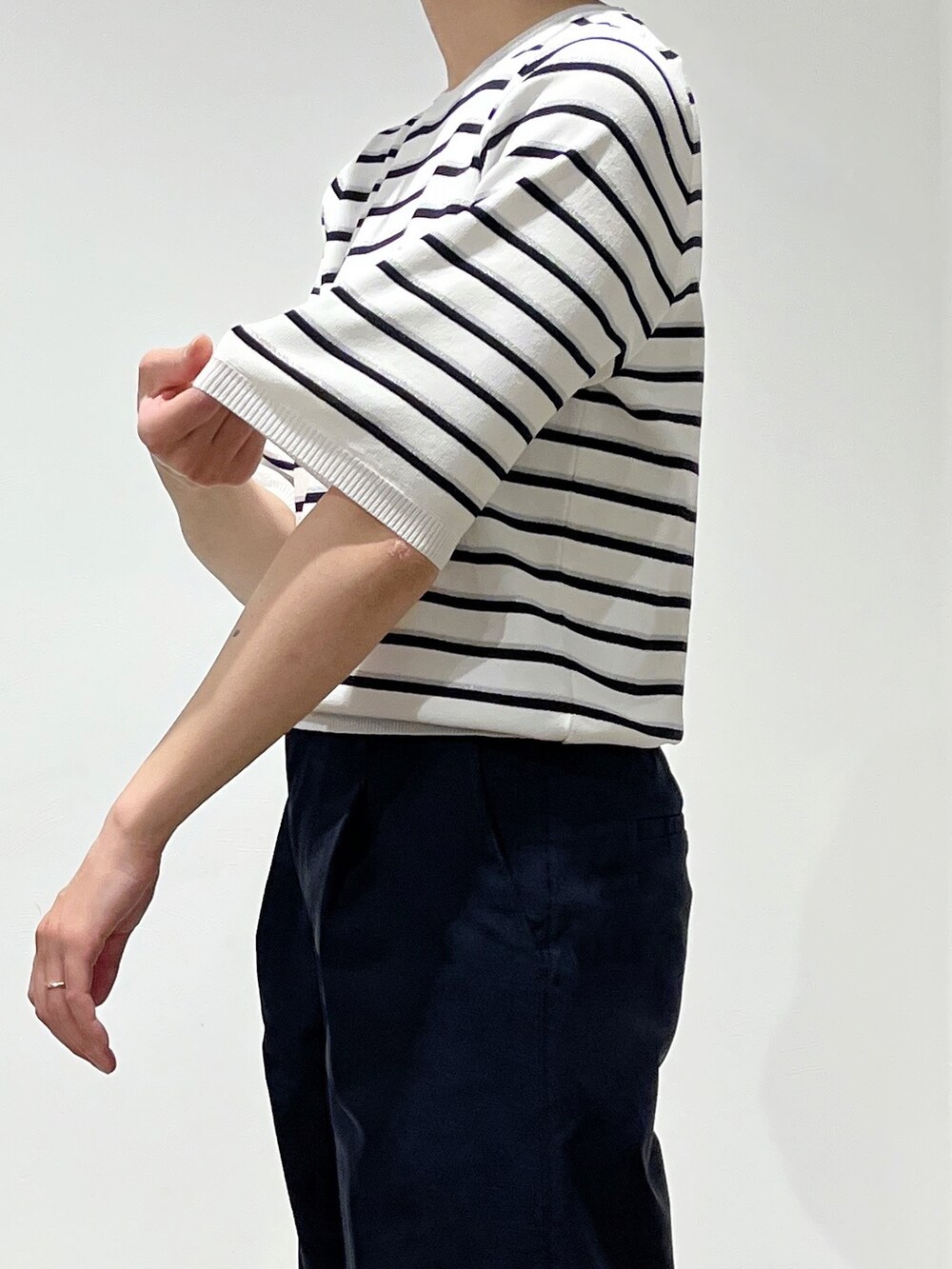 イエロー系のシャツ/ブラウス、ホワイト系のニット/セーター、ブラック系のその他パンツを着用したレディースの春コーディネートの9枚目の写真