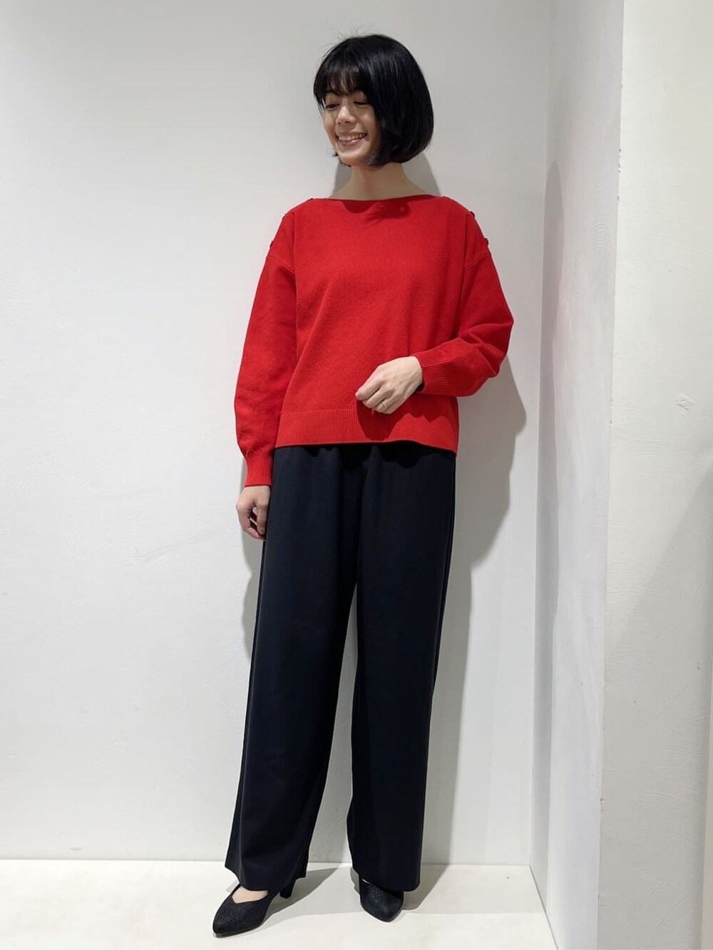 ブルー系のブルゾン、レッド系のニット/セーター、ブラック系のその他パンツを着用したレディースの春コーディネートの5枚目の写真