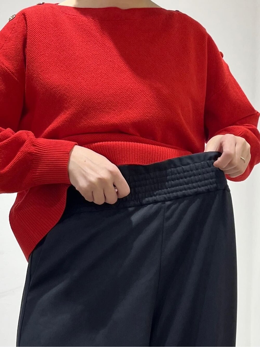 ブルー系のブルゾン、レッド系のニット/セーター、ブラック系のその他パンツを着用したレディースの春コーディネートの9枚目の写真