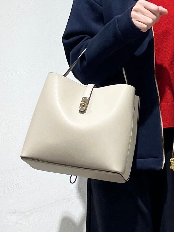 ブルー系のブルゾン、レッド系のニット/セーター、ブラック系のその他パンツを着用したレディースの春コーディネートの10枚目の写真