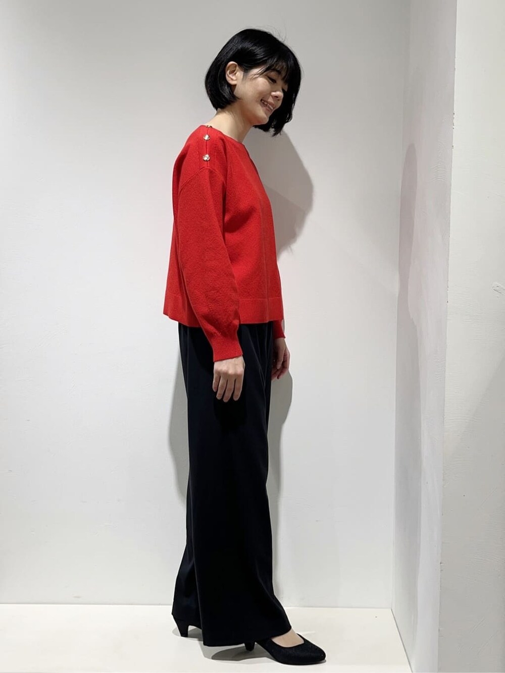 ブルー系のブルゾン、レッド系のニット/セーター、ブラック系のその他パンツを着用したレディースの春コーディネートの6枚目の写真