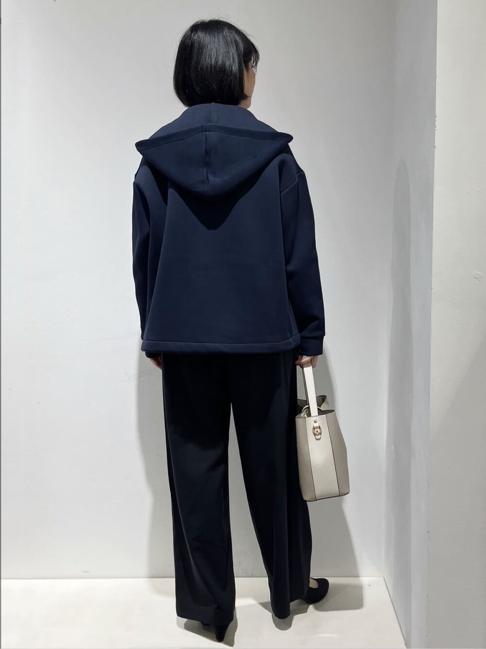 ブルー系のブルゾン、レッド系のニット/セーター、ブラック系のその他パンツを着用したレディースの春コーディネートの3枚目の写真