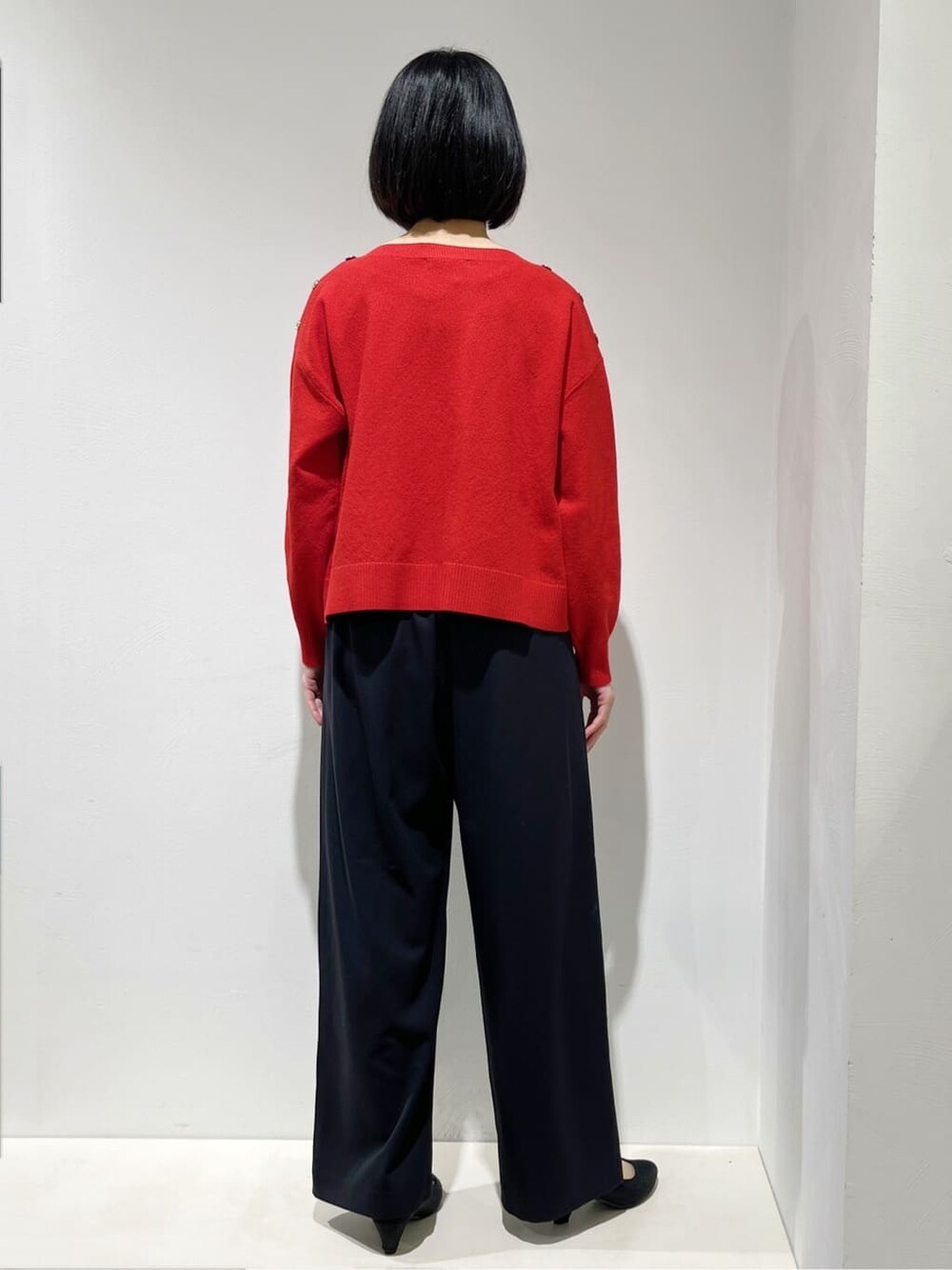 ブルー系のブルゾン、レッド系のニット/セーター、ブラック系のその他パンツを着用したレディースの春コーディネートの7枚目の写真