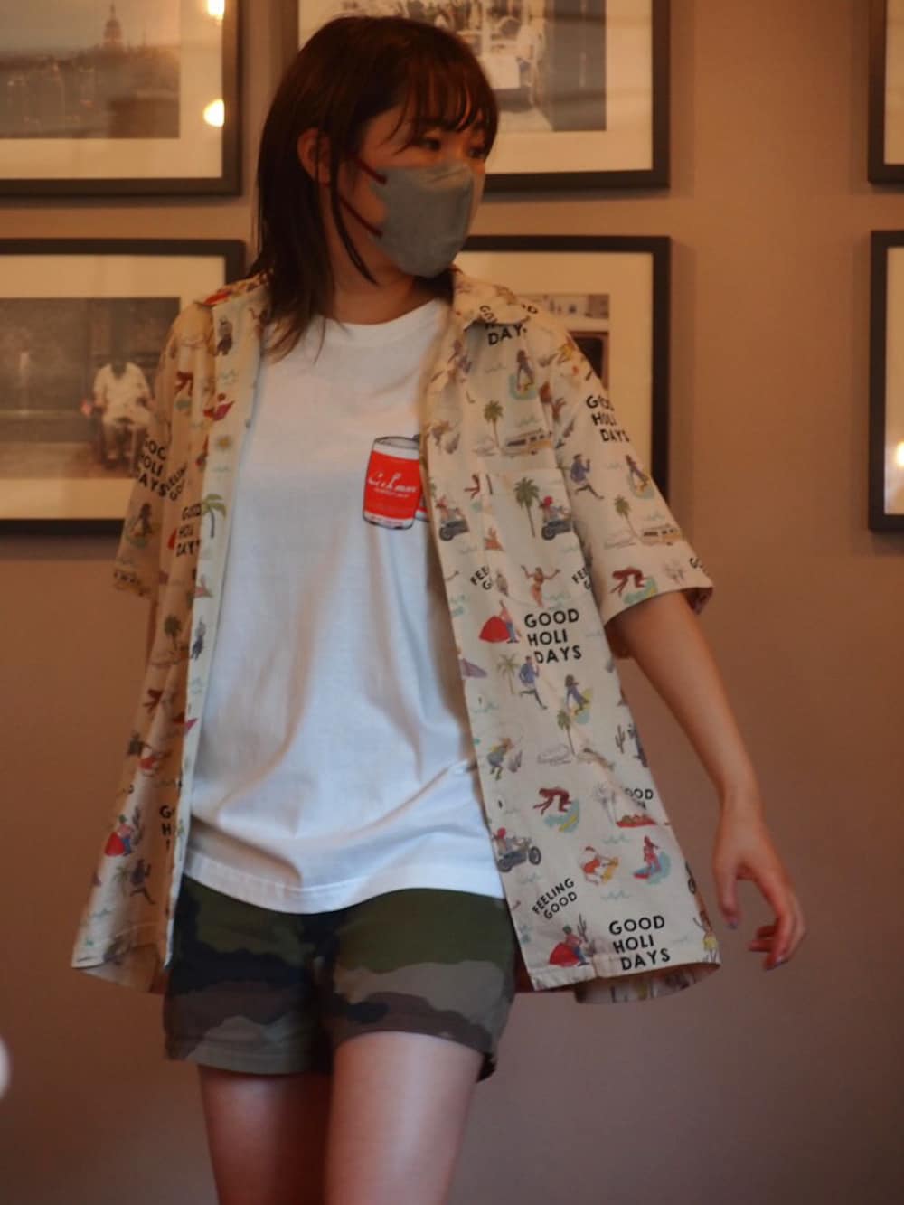 ホワイト系のTシャツ/カットソー、ベージュ系のシャツ/ブラウス、ブラウン系のサンダルを着用したレディースの夏コーディネートの2枚目の写真