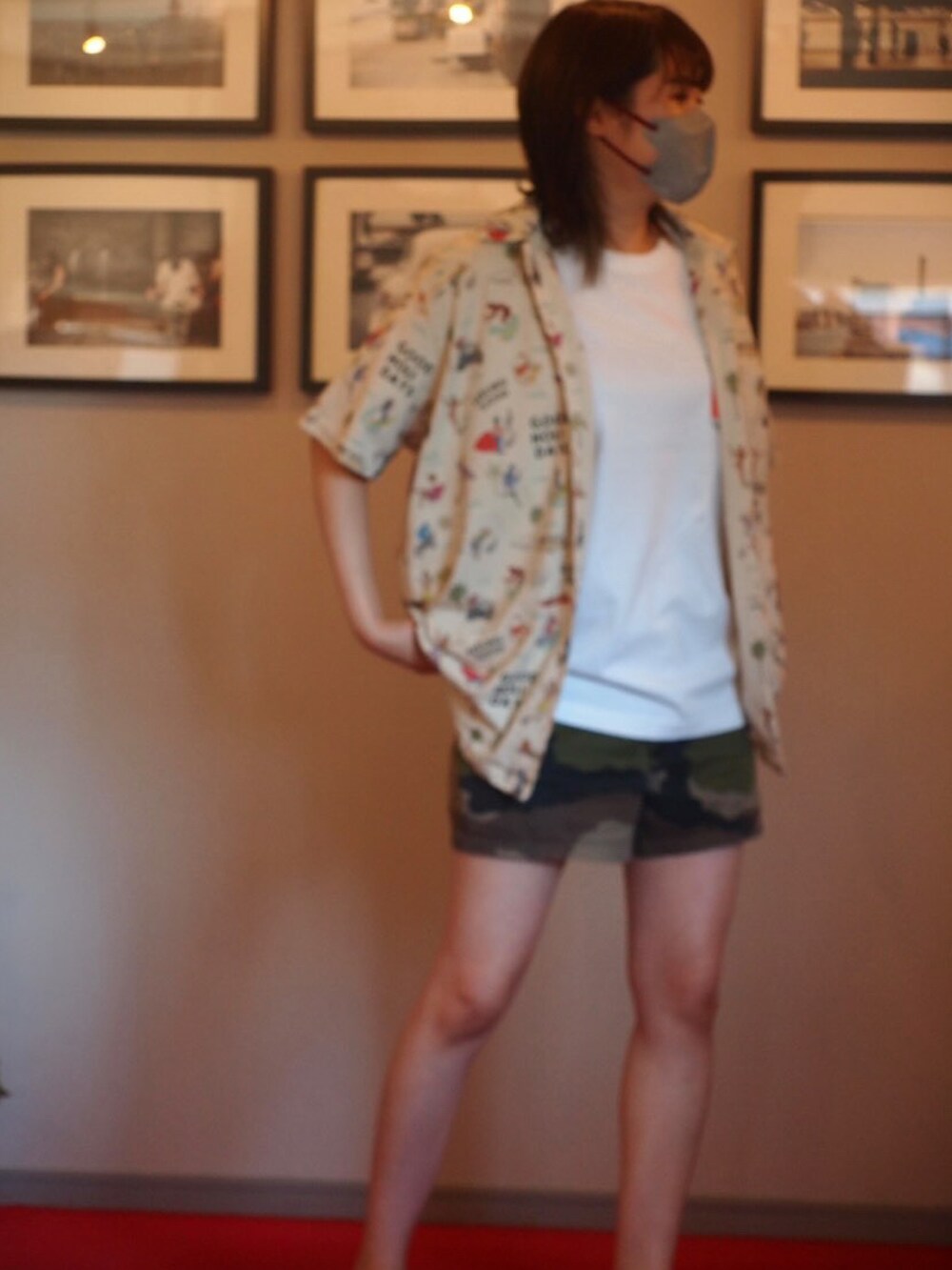 ホワイト系のTシャツ/カットソー、ベージュ系のシャツ/ブラウス、ブラウン系のサンダルを着用したレディースの夏コーディネートの3枚目の写真