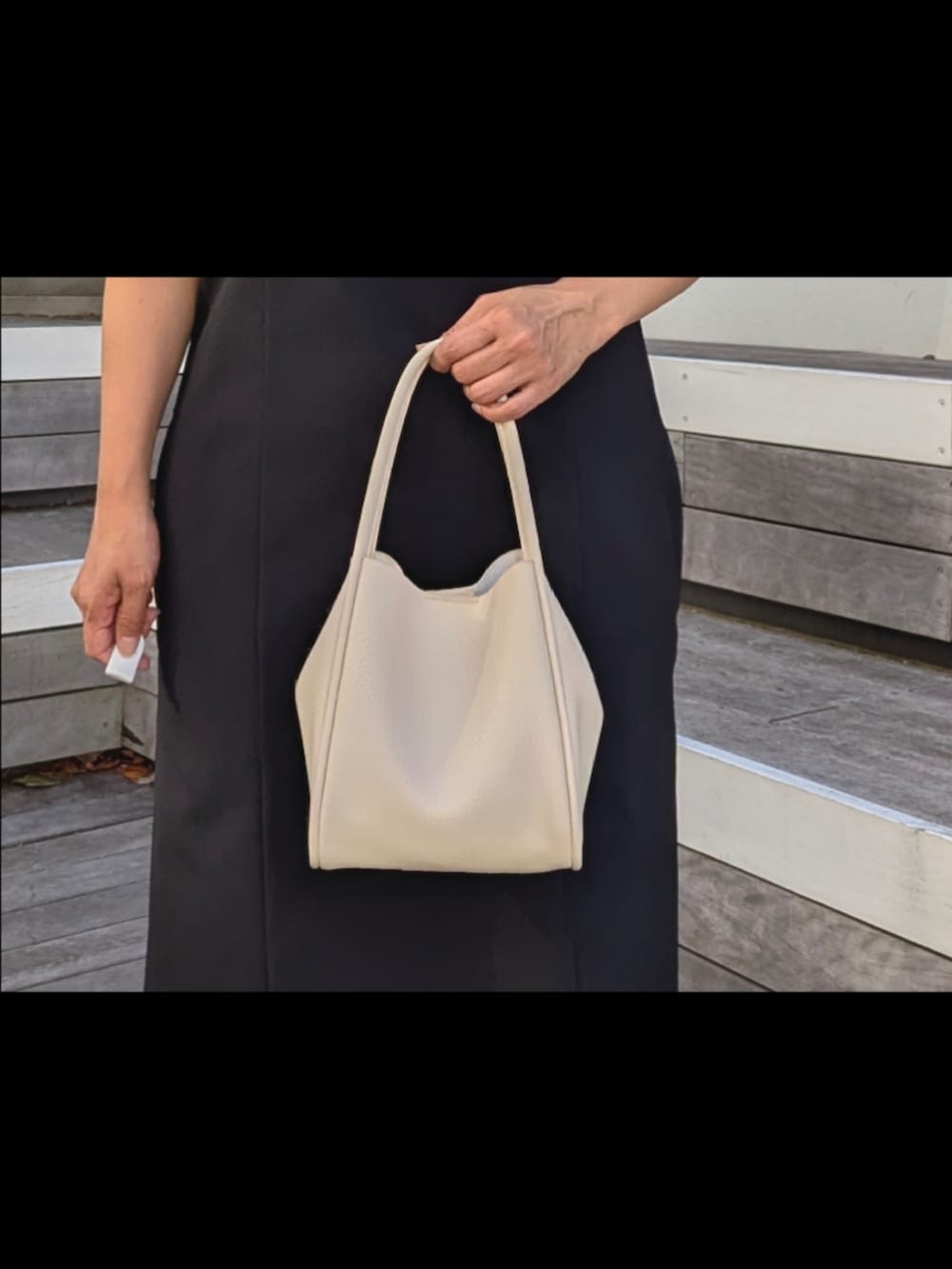 ホワイト系のサンダル、ホワイト系のショルダーバッグ、ホワイト系のTシャツ/カットソーを着用したレディースの夏コーディネートの9枚目の写真