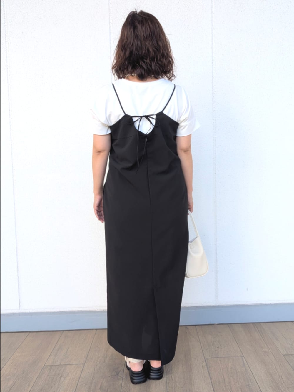 ホワイト系のサンダル、ホワイト系のショルダーバッグ、ホワイト系のTシャツ/カットソーを着用したレディースの夏コーディネートの3枚目の写真