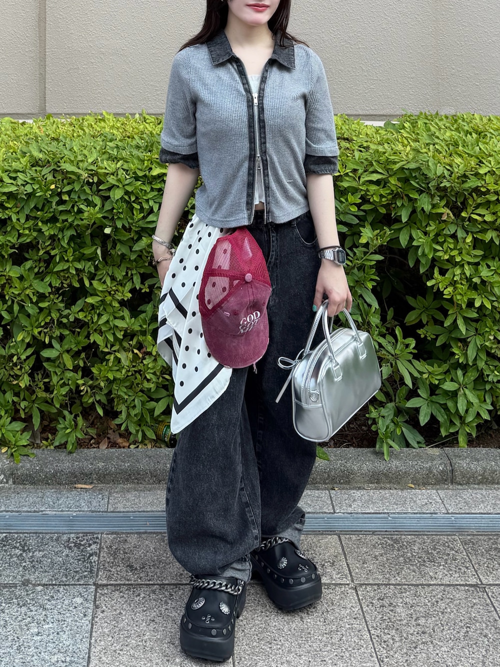 ブラック系のデニムパンツ、シルバー系のカーディガン/ボレロ、シルバー系のボストンバッグを着用したレディースの夏コーディネートの2枚目の写真