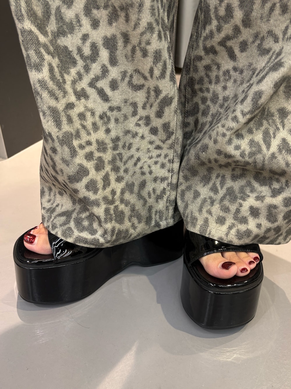 ベージュ系のその他パンツ、ブラック系のタンクトップ、ブラック系のサンダルを着用したレディースの夏コーディネートの5枚目の写真