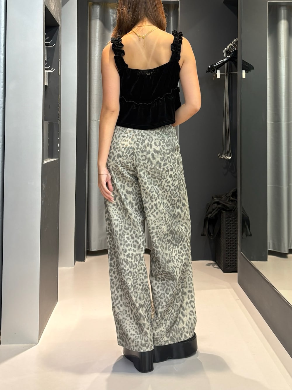 ベージュ系のその他パンツ、ブラック系のタンクトップ、ブラック系のサンダルを着用したレディースの夏コーディネートの2枚目の写真