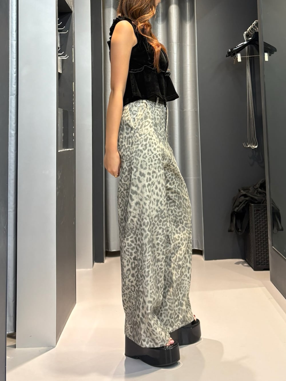 ベージュ系のその他パンツ、ブラック系のタンクトップ、ブラック系のサンダルを着用したレディースの夏コーディネートの3枚目の写真