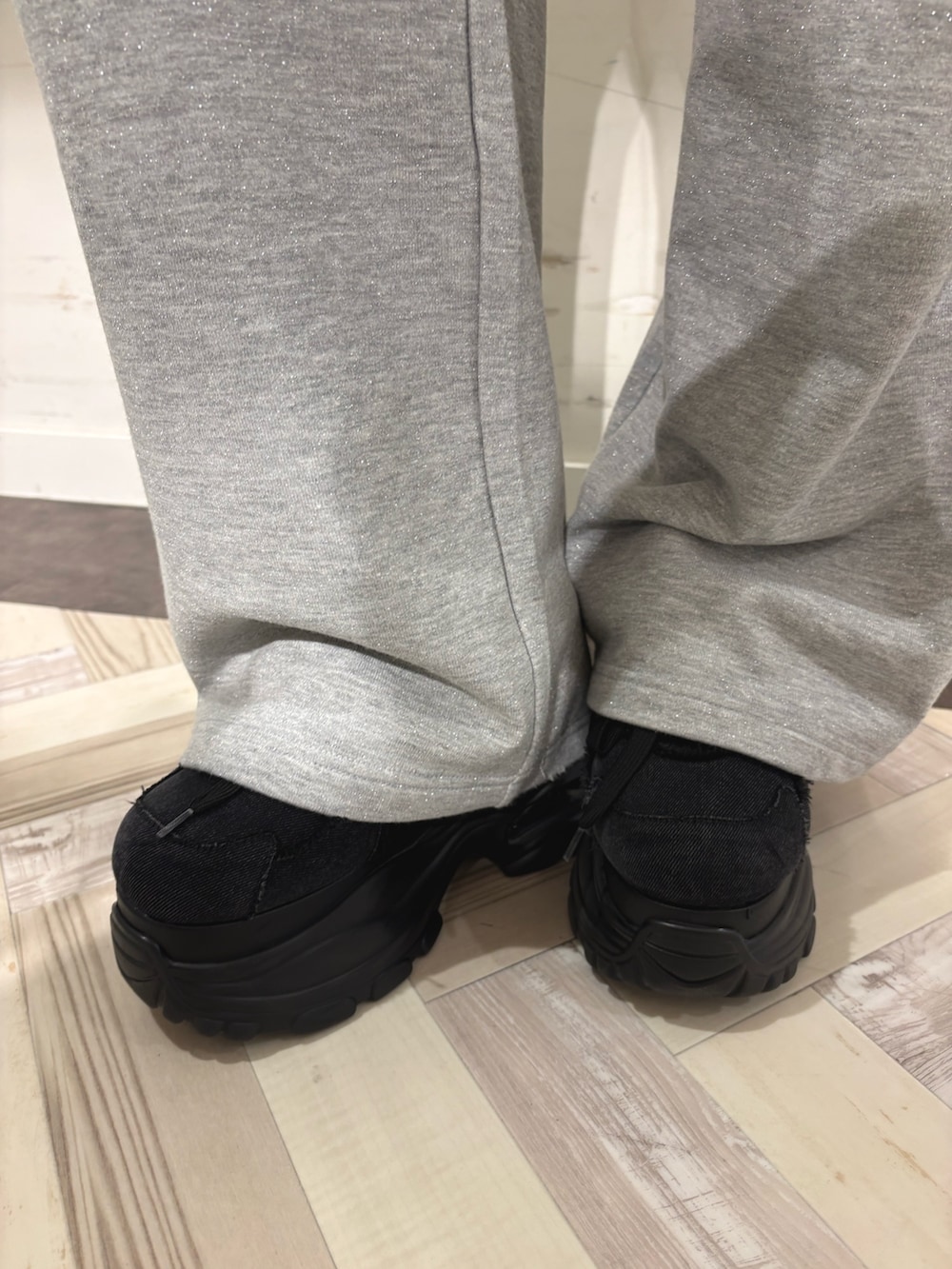 グレー系のスウェットパンツ、グレー系のスウェット、ブラック系のスニーカーを着用したレディースの夏コーディネートの6枚目の写真