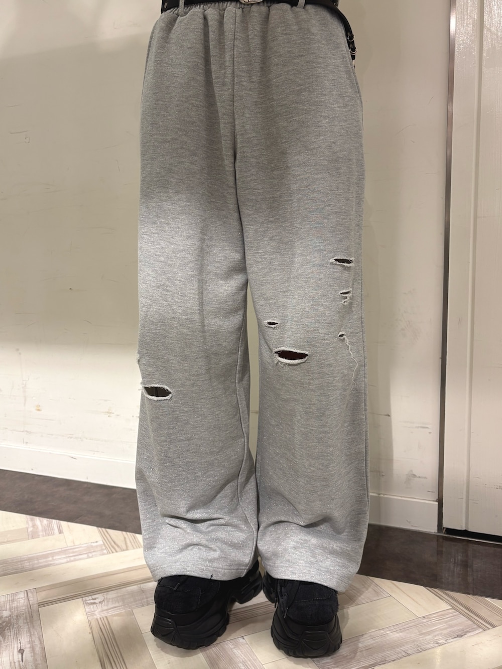 グレー系のスウェットパンツ、グレー系のスウェット、ブラック系のスニーカーを着用したレディースの夏コーディネートの5枚目の写真