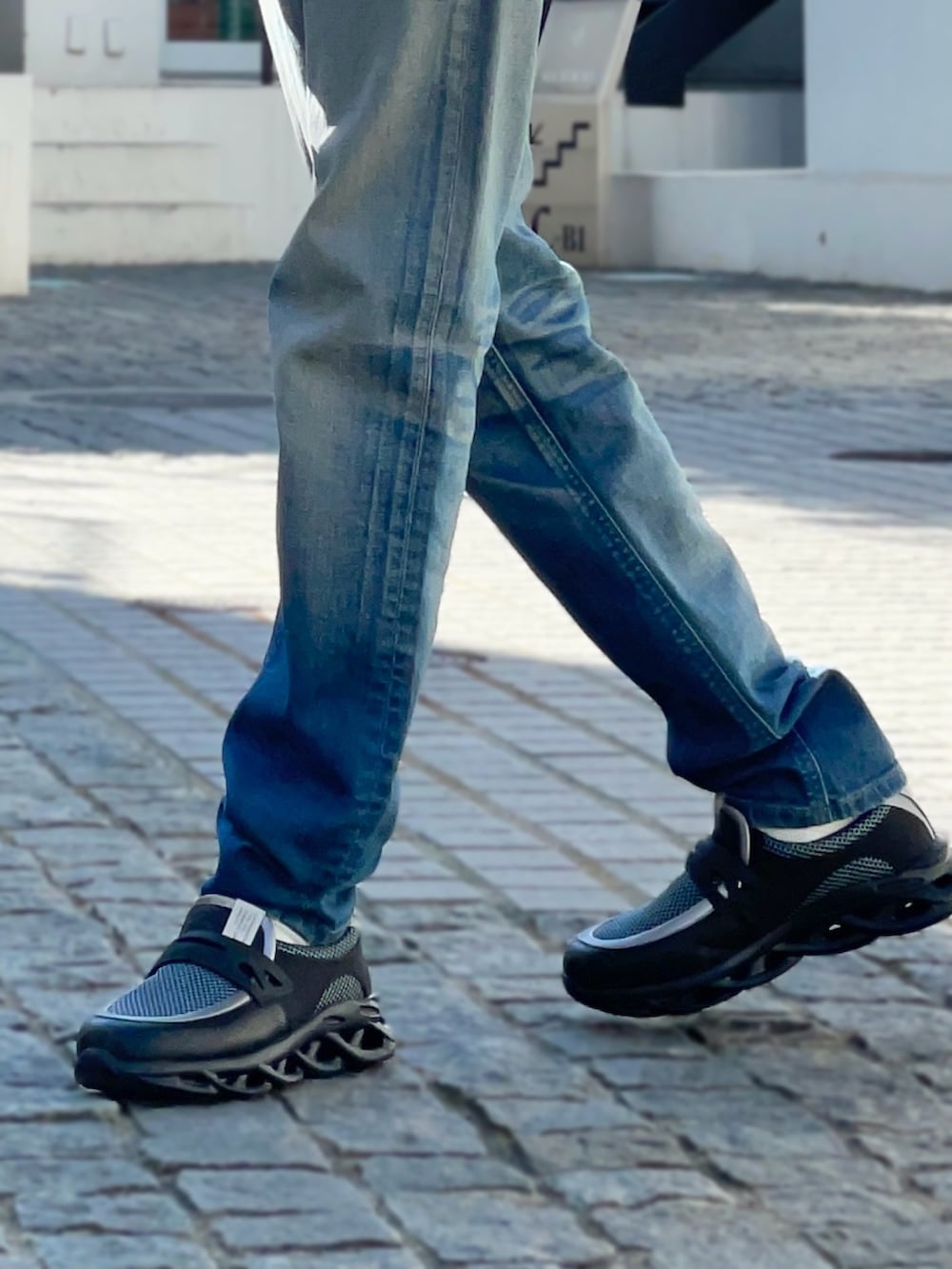 シルバー系のスニーカーを着用したメンズの冬コーディネートの2枚目の写真