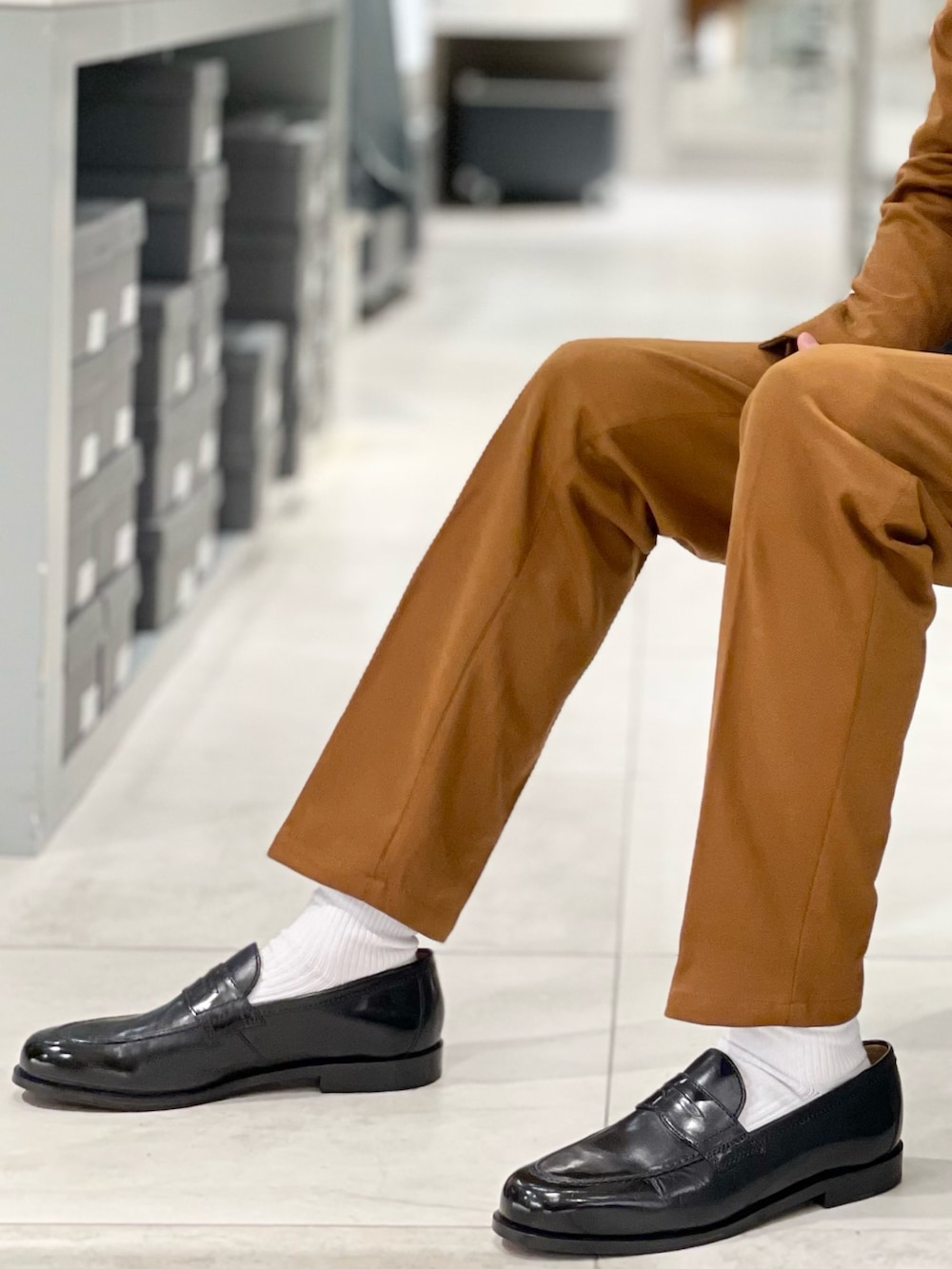 ブラック系のローファーを着用したメンズの冬コーディネートの2枚目の写真