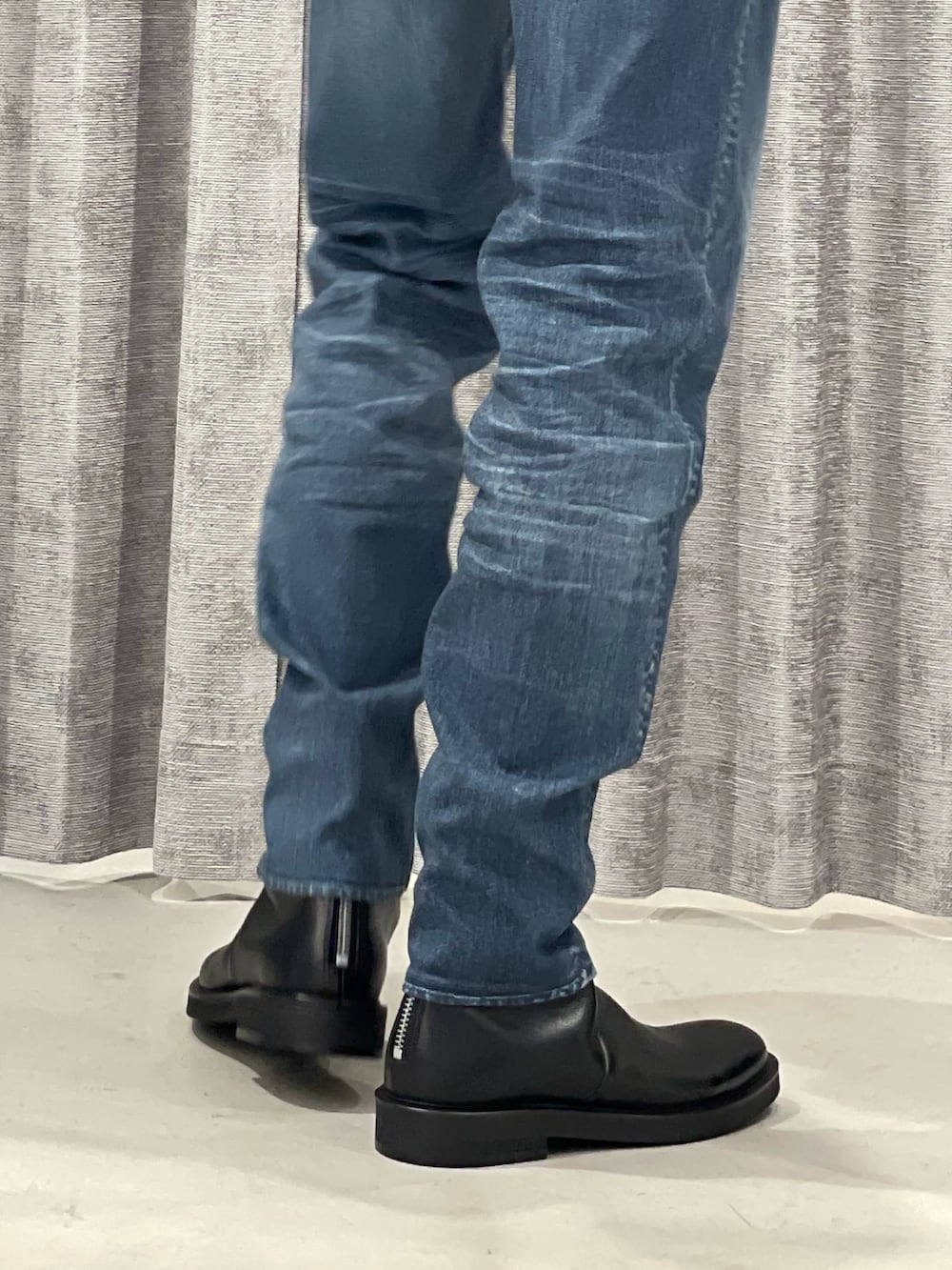 ブラック系のブーツを着用したメンズの冬コーディネートの2枚目の写真