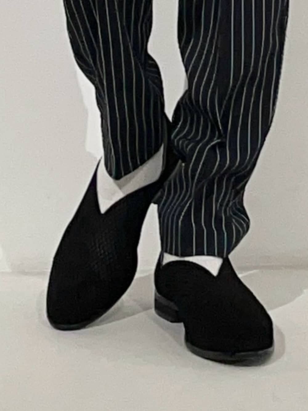 ブラック系のスリッポンを着用したメンズの春コーディネートの2枚目の写真