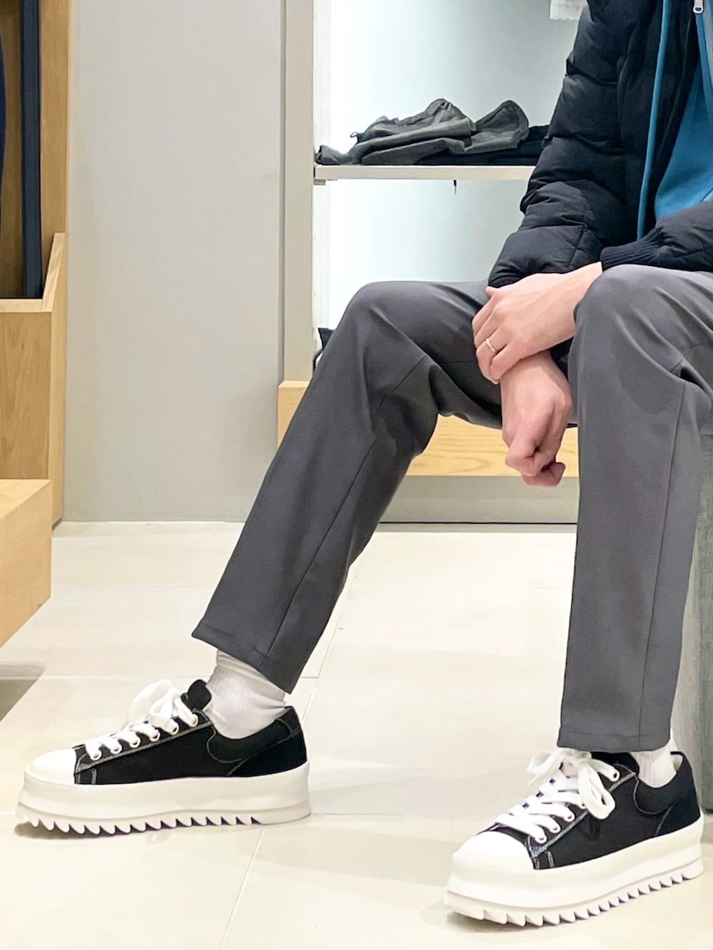 ブラック系のスニーカーを着用したメンズの冬コーディネートの2枚目の写真