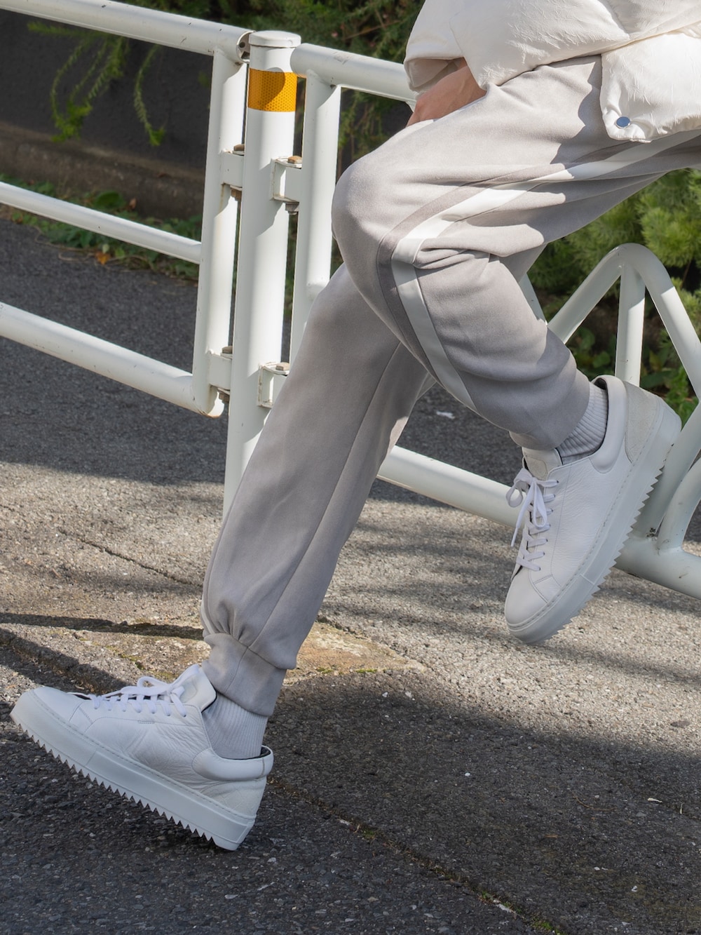 ホワイト系のスニーカーを着用したメンズの冬コーディネートの2枚目の写真