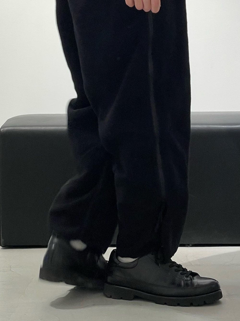 ブラック系のスニーカーを着用したメンズの冬コーディネートの2枚目の写真